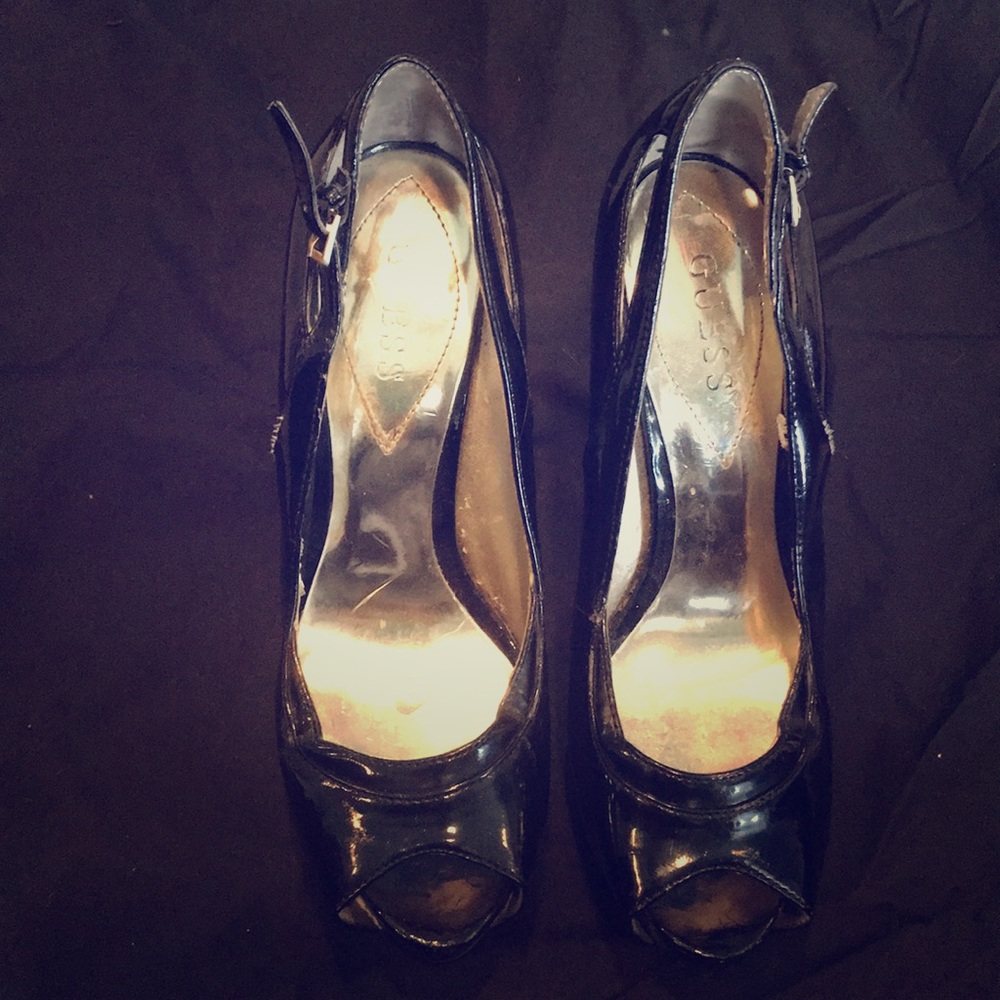 Size 7m. Guess heel
